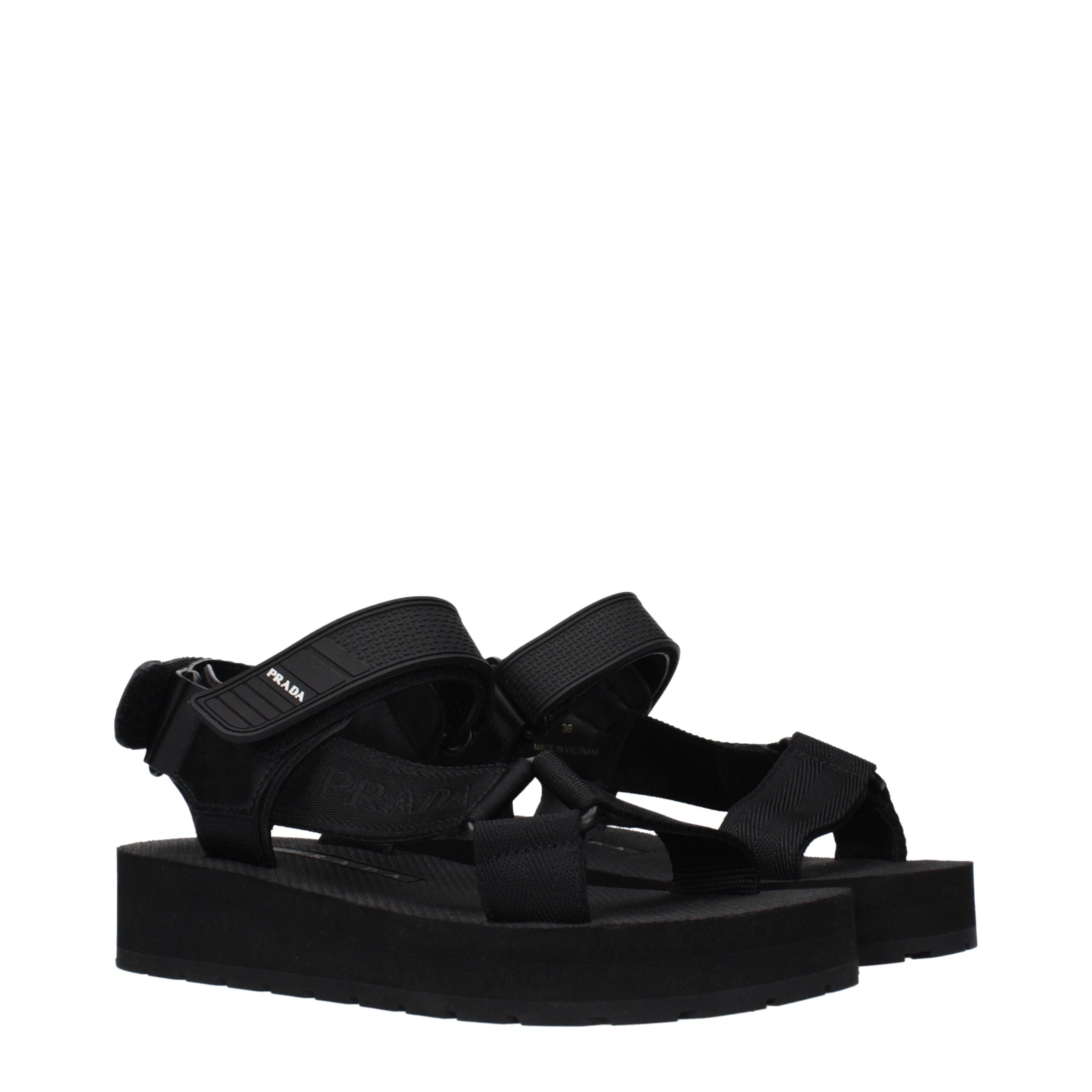 Schwarze flache Sandalen aus Stoff