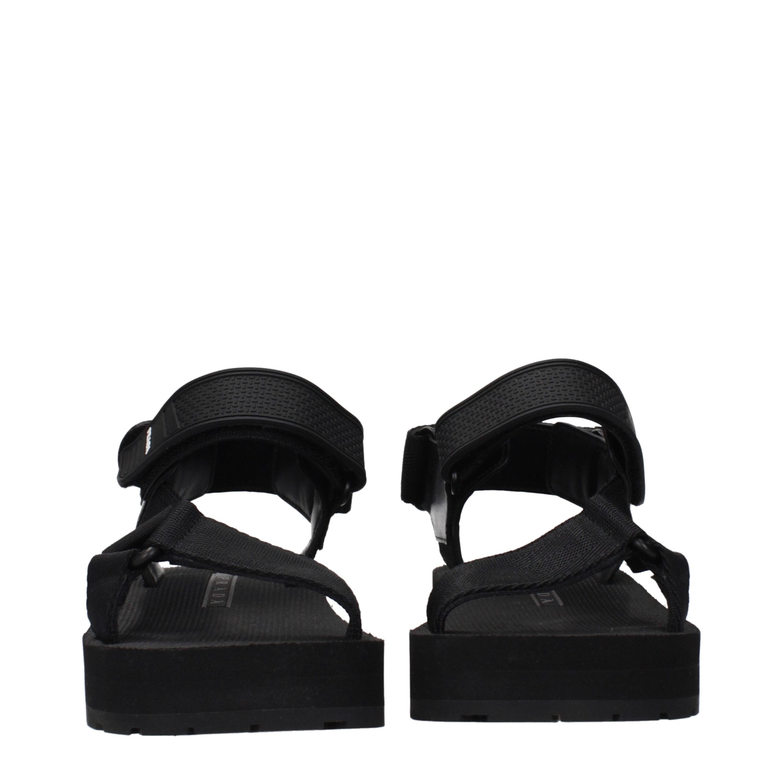 Schwarze flache Sandalen aus Stoff
