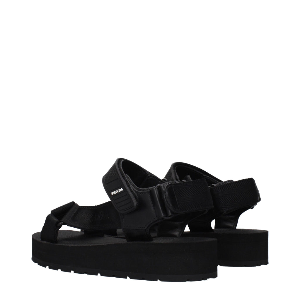 Schwarze flache Sandalen aus Stoff