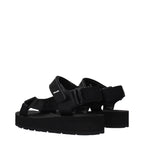 Schwarze flache Sandalen aus Stoff