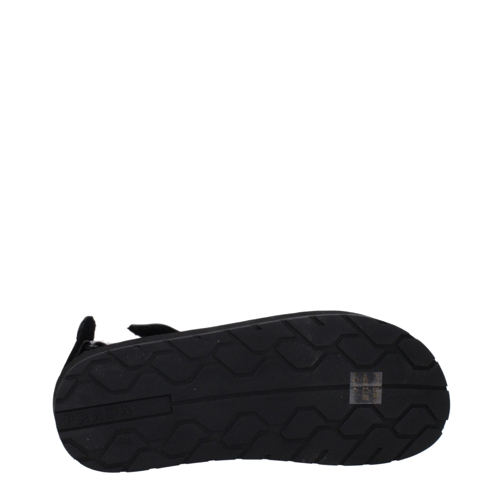 Schwarze flache Sandalen aus Stoff